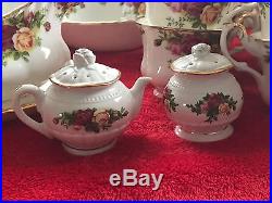 12+Serving 69 pcs Royal Albert Bone China Old Country Roses Made in England 1962