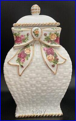 1962 ROYAL ALBERT OLD COUNTRY ROSES 12 Basketweave Biscuits Cookie Jar With Lid