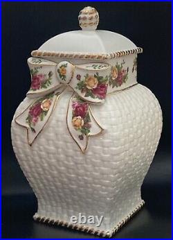 1962 ROYAL ALBERT OLD COUNTRY ROSES 12 Basketweave Biscuits Cookie Jar With Lid