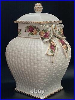 1962 ROYAL ALBERT OLD COUNTRY ROSES 12 Basketweave Biscuits Cookie Jar With Lid