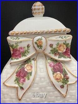 1962 ROYAL ALBERT OLD COUNTRY ROSES 12 Basketweave Biscuits Cookie Jar With Lid