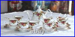 1970s VINTAGE ROYAL ALBERT OLD COUNTRY ROSES 2ND QUALITY 21 PIECE TEA SET