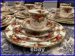 40 Pieces Royal Albert Old Country Roses Eight 5 Piece Place Settings 40 Pieces Royal Albert Old Country Roses Eight 5 Piece Place Settings