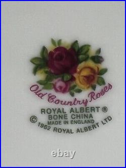 6 each Royal Albert Old Country Roses 10.5 and 8 inch plates (some light wear)