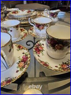 A 33 Piece Royal Albert Country Roses 4 Seating Dinner Set