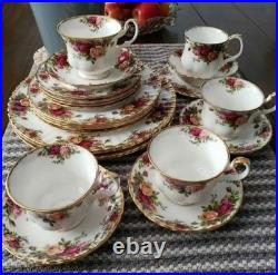 Beautiful Royal Albert Old Country Rose Dinnerware Set For 4. Made in England