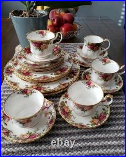 Beautiful Royal Albert Old Country Rose Dinnerware Set For 4. Made in England