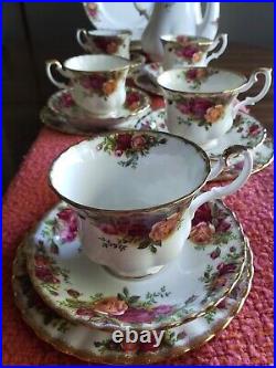 Beautiful Royal Albert Old Country Rose set of 5 Made in England