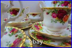Beautiful Royal Albert Old Country Roses 22 piece tea set