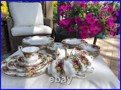 Elegantly Beautiful Royal Albert Old Country Roses 8 place settings 42 pieces