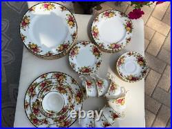 Elegantly Beautiful Royal Albert Old Country Roses 8 place settings 42 pieces