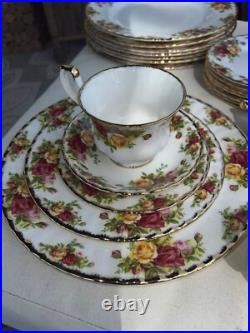Elegantly Beautiful Royal Albert Old Country Roses 8 place settings 42 pieces