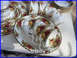 Elegantly Beautiful Royal Albert Old Country Roses 8 place settings 42 pieces