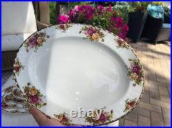 Elegantly Beautiful Royal Albert Old Country Roses 8 place settings 42 pieces
