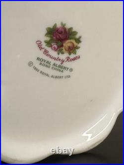 English Porcelain Floral Vase Old Country Roses Vase 1962 Royal Albert