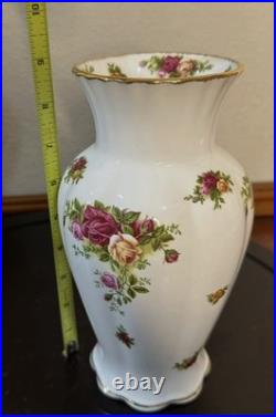 English Porcelain Floral Vase Old Country Roses Vase 1962 Royal Albert