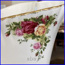 Gorgeous! Royal Albert OLD COUNTRY ROSES Cameo heart shape Vase 9.5 Gold Trim