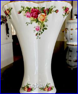 Gorgeous! Royal Albert OLD COUNTRY ROSES Vase 9.5 22K Gold Hand Painted Trim