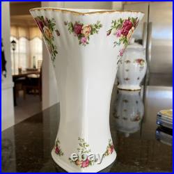 Gorgeous! Royal Albert OLD COUNTRY ROSES Vase 9.5 22K Gold Hand Painted Trim