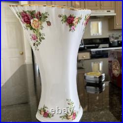Gorgeous! Royal Albert OLD COUNTRY ROSES Vase 9.5 22K Gold Hand Painted Trim