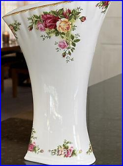 Gorgeous! Royal Albert OLD COUNTRY ROSES Vase 9.5 22K Gold Hand Painted Trim