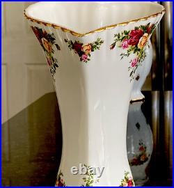 Gorgeous! Royal Albert OLD COUNTRY ROSES Vase 9.5 22K Gold Hand Painted Trim