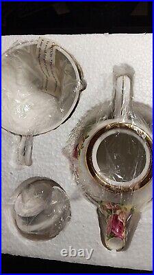 Old Country Roses China Royal Albert 2 TEAPOTS, 2 CUPS AND 2 SAUCERS NEW