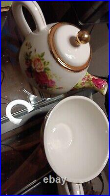 Old Country Roses China Royal Albert 2 TEAPOTS, 2 CUPS AND 2 SAUCERS NEW