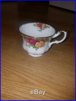 Old country roses royal albert set. 1962 edition 73 piece set