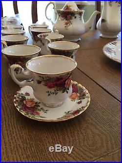 ROYAL ALBERT OLD COUNTRY ROSES. 130 PIECES SET. SERVES 12+