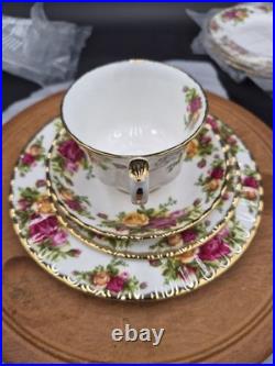 ROYAL ALBERT OLD COUNTRY ROSES 16pc. Dinning set. New in opened box
