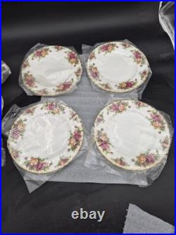 ROYAL ALBERT OLD COUNTRY ROSES 16pc. Dinning set. New in opened box