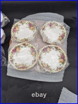ROYAL ALBERT OLD COUNTRY ROSES 16pc. Dinning set. New in opened box