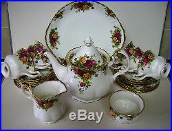 ROYAL ALBERT OLD COUNTRY ROSES 22 PC TEA SET WITH EXTRAS. STUNNING. FREE SHIPPING