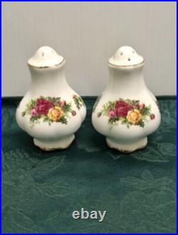 ROYAL ALBERT OLD COUNTRY ROSES CHRISTMAS MAGIC SALT & PEPPER SHAKER SET With TRAY