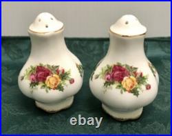 ROYAL ALBERT OLD COUNTRY ROSES CHRISTMAS MAGIC SALT & PEPPER SHAKER SET With TRAY