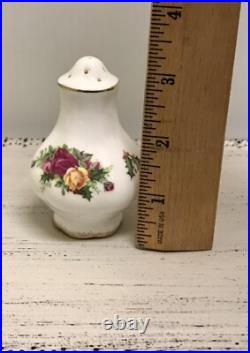 ROYAL ALBERT OLD COUNTRY ROSES CHRISTMAS MAGIC SALT & PEPPER SHAKER SET With TRAY