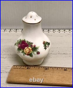 ROYAL ALBERT OLD COUNTRY ROSES CHRISTMAS MAGIC SALT & PEPPER SHAKER SET With TRAY