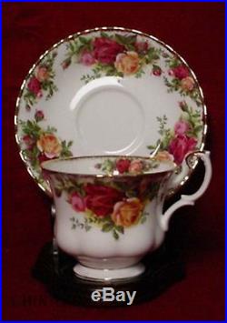 ROYAL ALBERT china OLD COUNTRY ROSES pattern 59-piece SET SERVICE for 12 ROYAL ALBERT china OLD COUNTRY ROSES pattern 59-piece SET SERVICE for 12