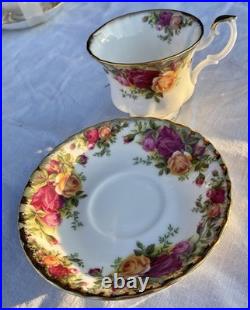 Royal Albert OLD COUNTRY ROSES England 56 PIECE DINNERWARE SET Pristine Royal Albert OLD COUNTRY ROSES England 56 PIECE DINNERWARE SET Pristine
