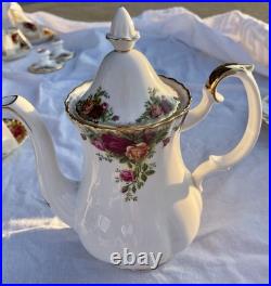 Royal Albert OLD COUNTRY ROSES England 56 PIECE DINNERWARE SET Pristine