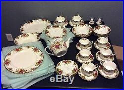 Royal Albert OLD COUNTRY ROSES Pattern 52 Pc. Excellent Condition