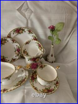 Royal Albert Old Country Roses 12 place setting. Bone China full Dinner Set 1962 Royal Albert Old Country Roses 12 place setting. Bone China full Dinner Set 1962