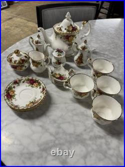 Royal Albert Old Country Roses 1962 Lot, 18 Pieces