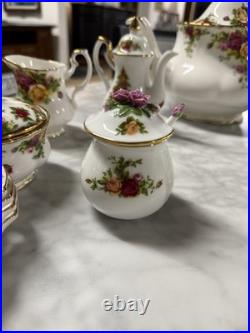 Royal Albert Old Country Roses 1962 Lot, 18 Pieces