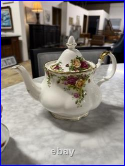 Royal Albert Old Country Roses 1962 Lot, 18 Pieces