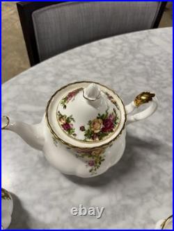 Royal Albert Old Country Roses 1962 Lot, 18 Pieces