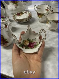 Royal Albert Old Country Roses 1962 Lot, 18 Pieces