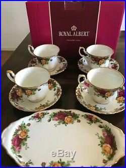 Royal Albert Old Country Roses 1teapot. 1sugar. 1creamer 4 Cups. 4 Saucers. 1plate