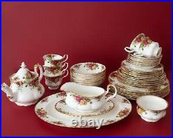 Royal Albert Old Country Roses Bone China. 41 pieces in excellent condition